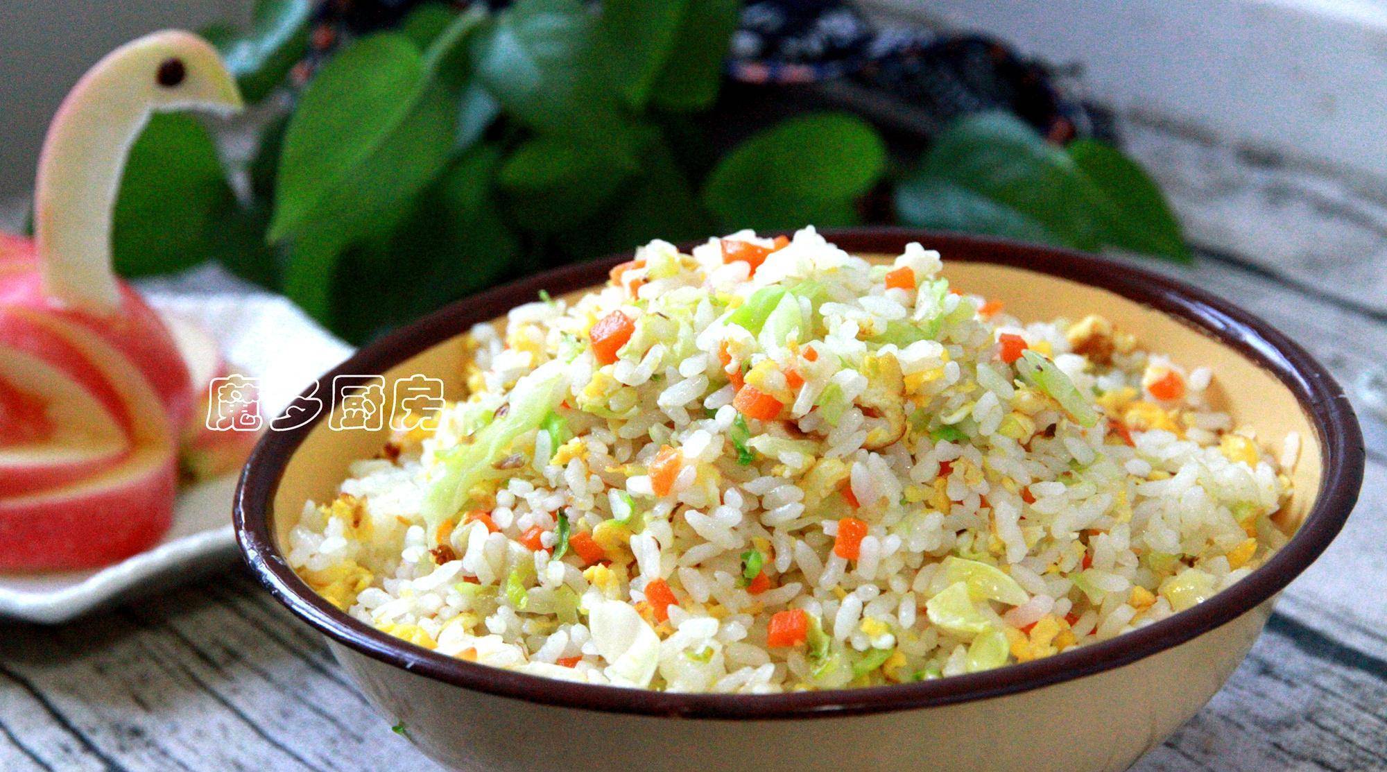 蛋炒饭的做法简单快速,受到很多人的喜欢,蛋炒饭的做法也是各种各样