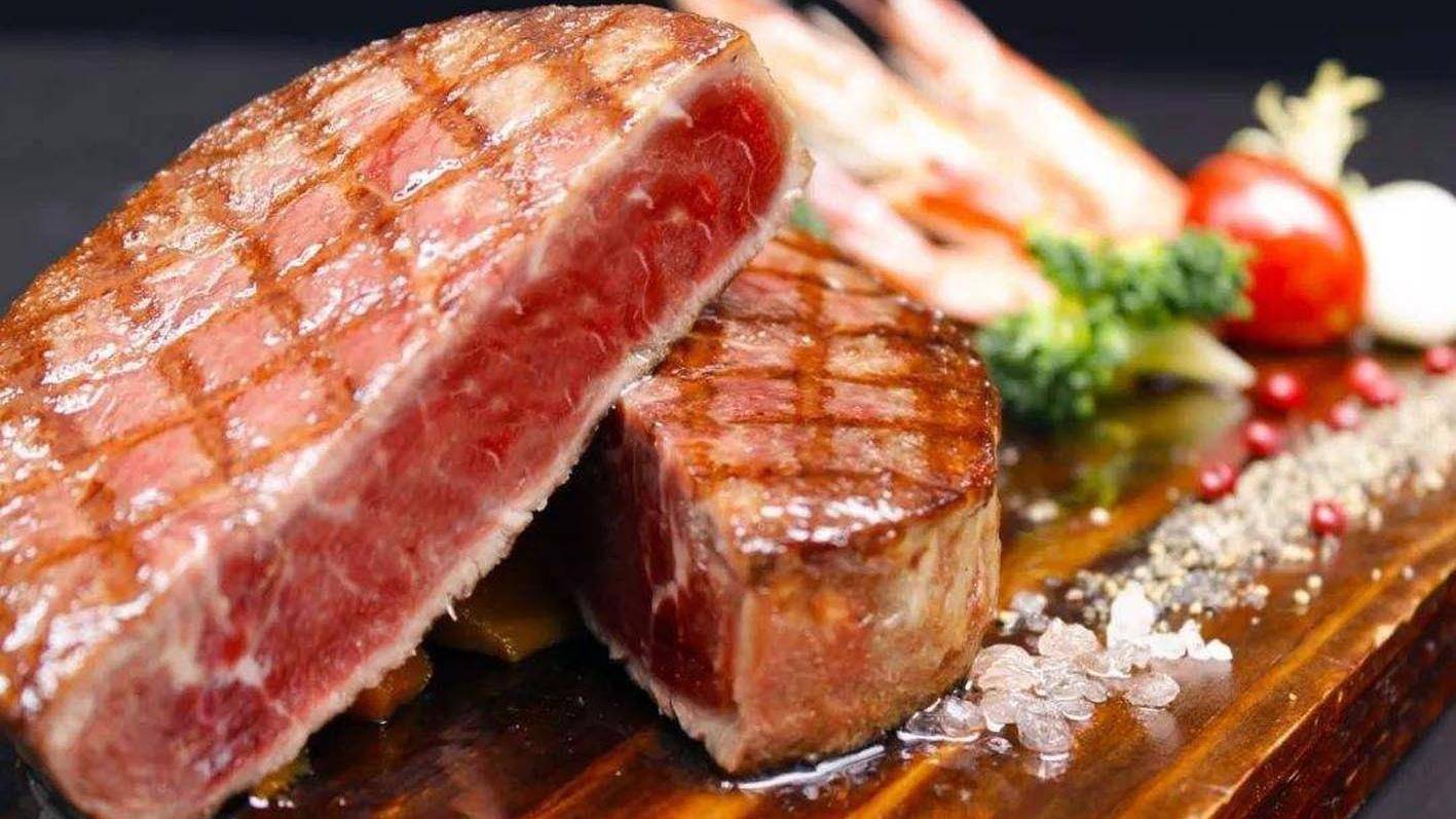 美国人敢吃1分熟牛排 日本人敢用生鸡蛋当蘸料 中国人 看我的 美食 食用 时候 美国人敢吃1分熟牛排 日本人敢用生鸡蛋当蘸料 中国人 看我的 美食 食用 时候