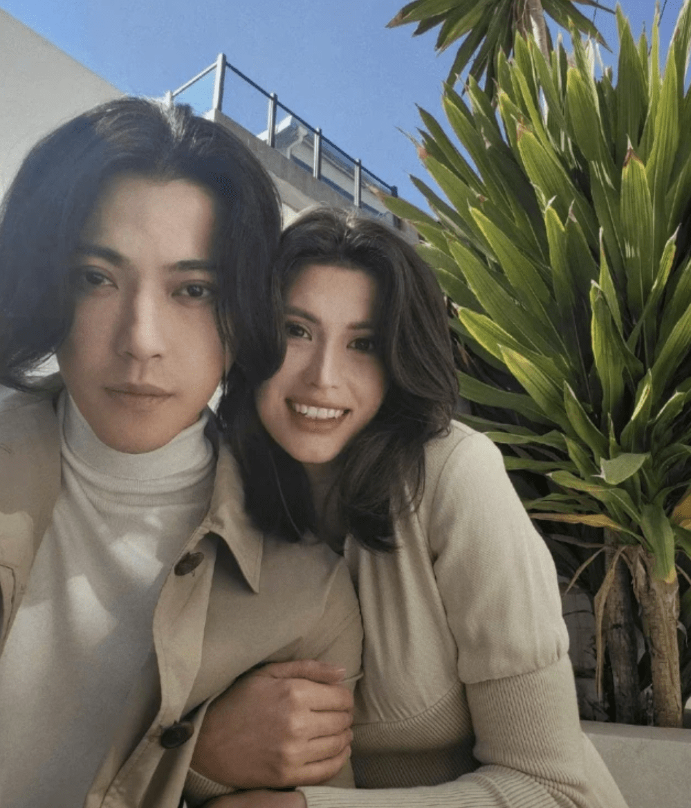 还说在卡琳娜在美国待产期间,仲尼曾先坐飞机飞上海与前女友约会,之后