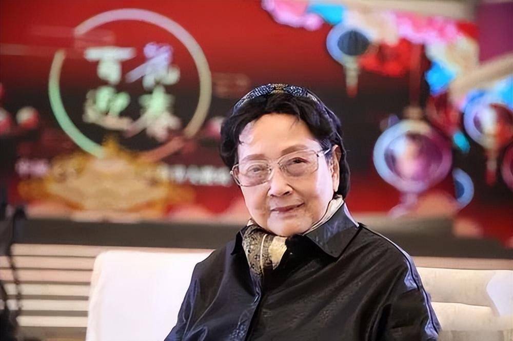 王曉棠:痛失愛子後丈夫早逝,一生命運曲折,88歲依舊優雅堅強_言小朋