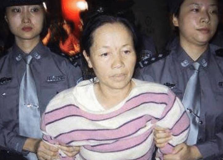 次日,两人就前往张君踩好点的金店实施抢劫,过程中打伤数人,打死一人.