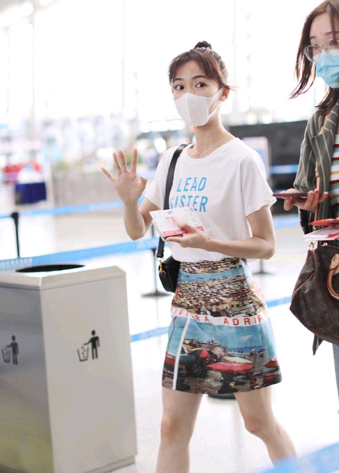 网传吴谨言的体重不到80斤,这一点许多人都相信,因为她的身材太过瘦小