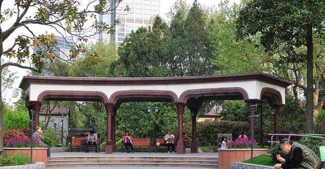虹口区一座老公园，曾是犹太人的休憩场所，今为上海人的游玩之地