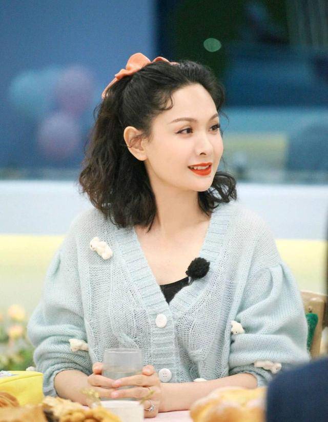 程莉莎被郭晓冬宠成公主,穿针织衫像小姑娘,头上还