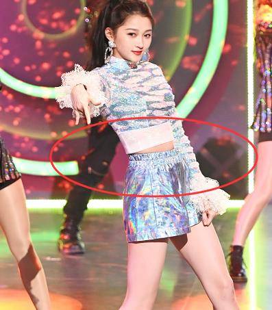 关晓彤跳舞,却忘记衣服太短,意外凹出全场最肉"凸凸腰"_王牌_节目