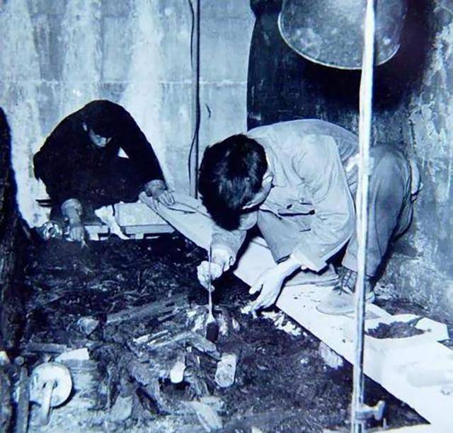 “万历”1956年定陵发掘现场，大量文物遭毁灭性损毁，皇帝遗骨被焚烧