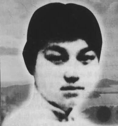 “两人”她是邓公的第二任妻子，李铁映的母亲，牺牲在苏联的卫国战争中