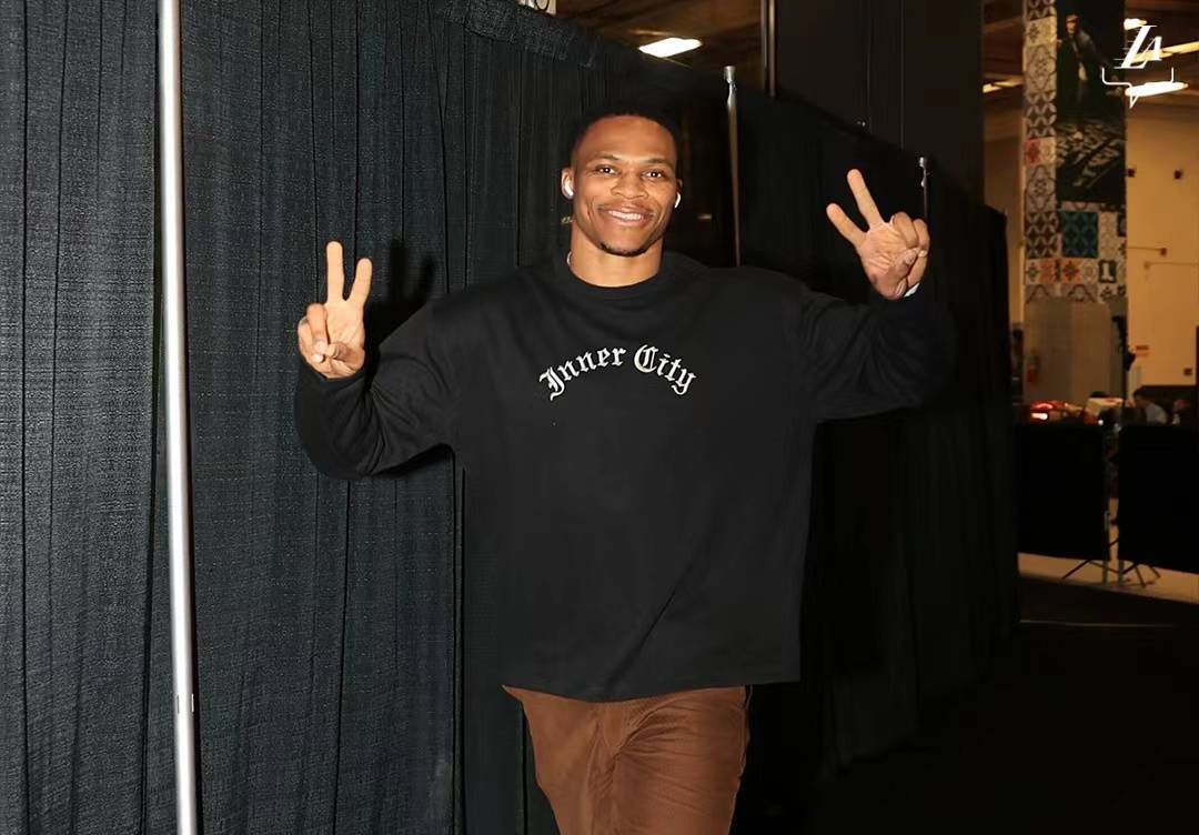 NBA今日比赛最新消息揭晓多场激战结果与球星表现引热议