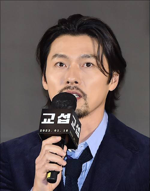 玄彬亮相新片发布会 络腮胡造型成熟帅气-搜狐大视野-搜狐新闻