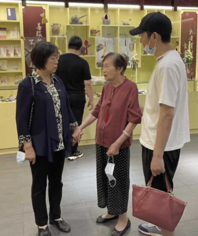 王劲松母亲因新冠去世，93岁父亲已高烧4天，仍不忘呼吁关注老人