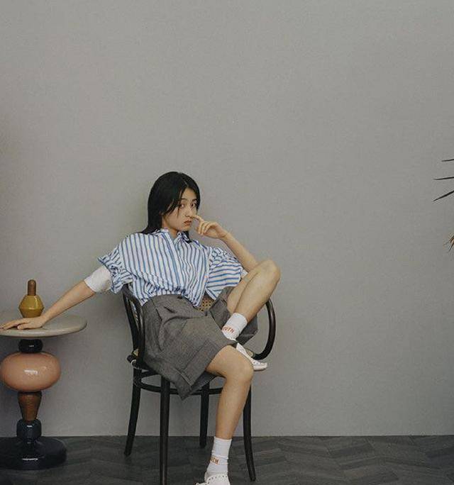 张子枫才18岁,可穿3万7的连体裤配短靴,同框万茜却不输气场_显高_白色