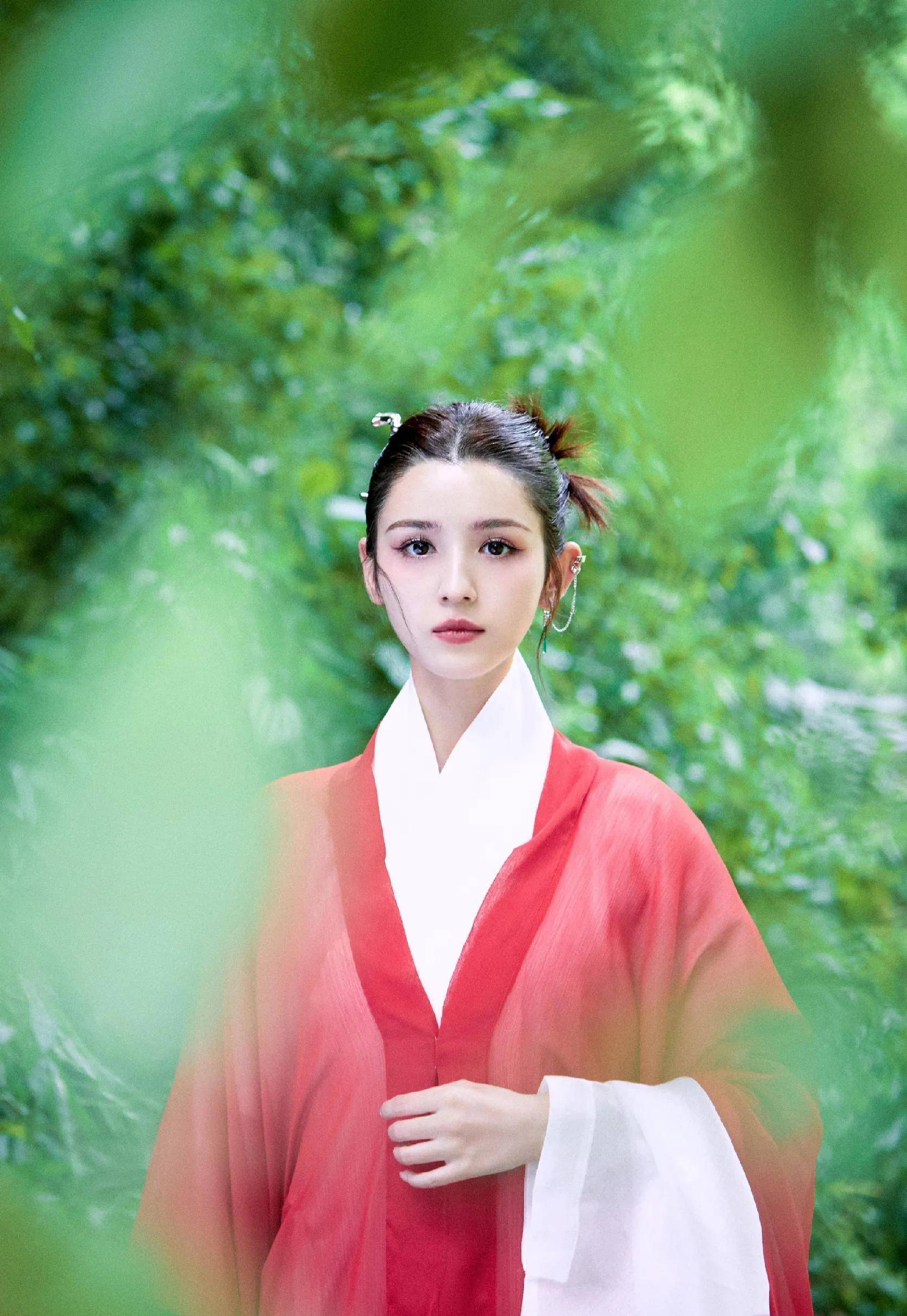 白鹿,哈妮克孜两大女星红衣女侠造型写真,同是红衣,谁更好看?