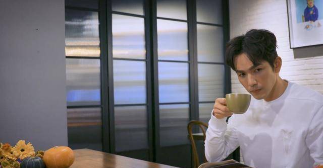 钟汉良:一边喝咖啡看杂志,一边亲手制作创意爱心型南瓜灯万圣节_卫衣