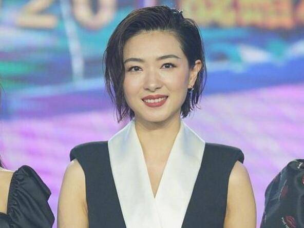 万茜侧脸是长在标准尺上吧,合照蓝盈莹,才懂"电影脸"的优越_鼻梁_女