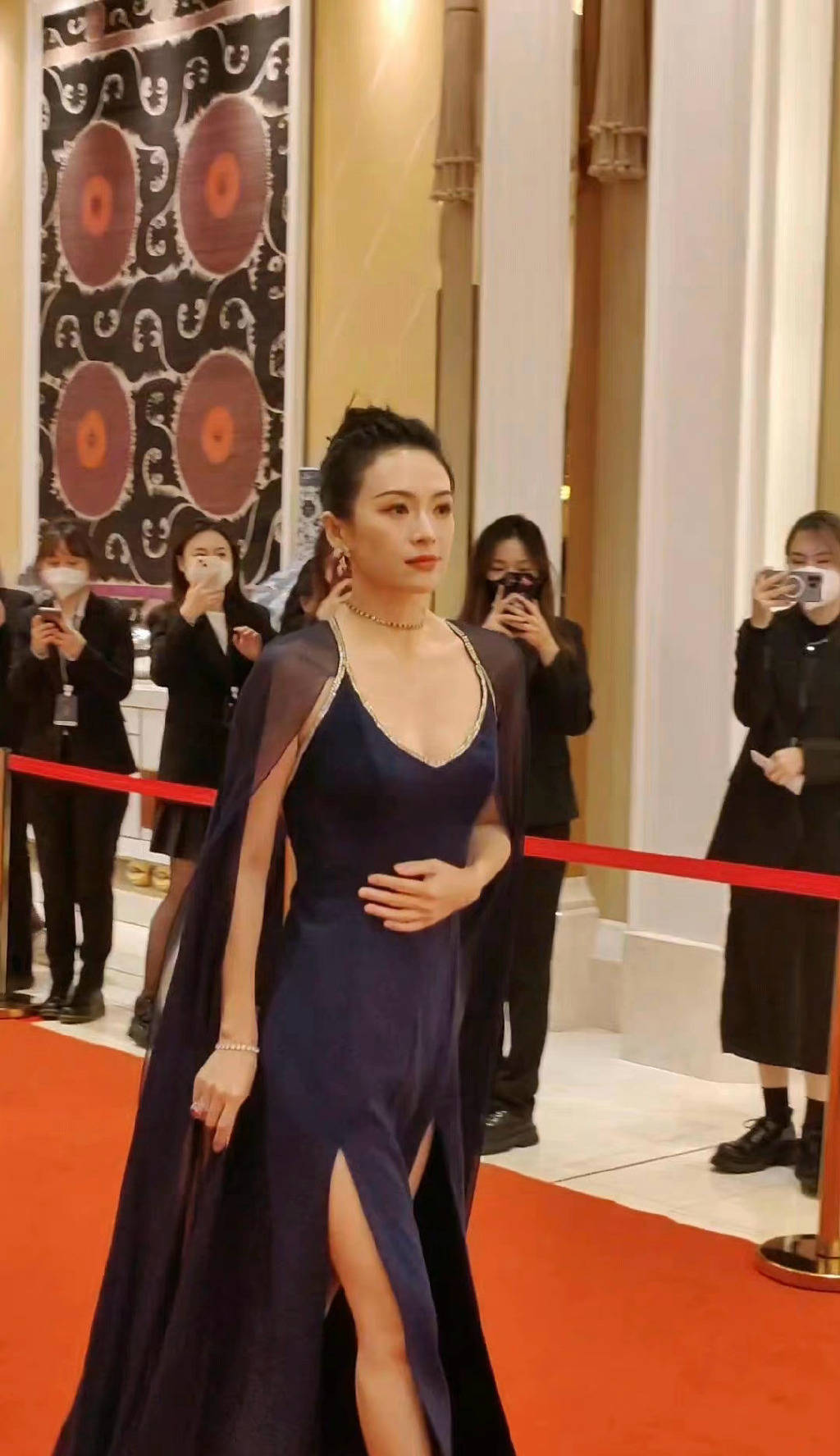 国内最红的女星：章子怡和刘亦菲一同走红毯，国际电影节争妍斗艳