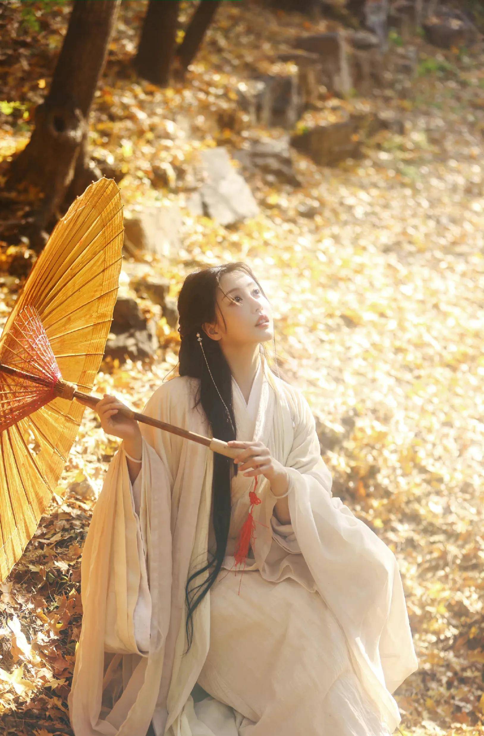 姜贞羽古风写真,撑伞执花,素雅纯净,意境朦胧唯美,氛围感满满