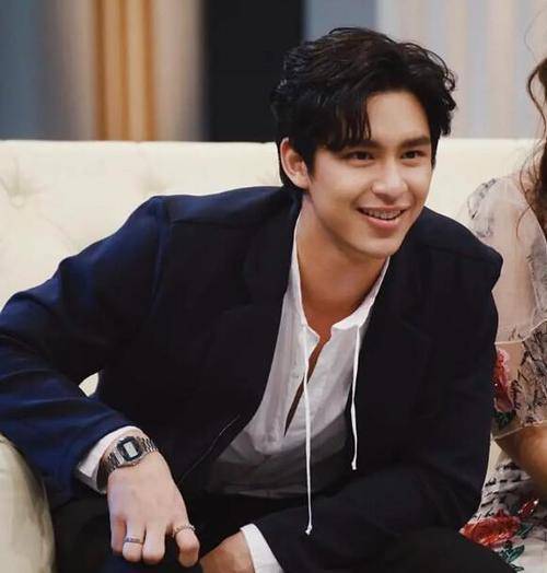 大雨中哭泣的样儿子,身边领养的女儿,孰轻孰重?