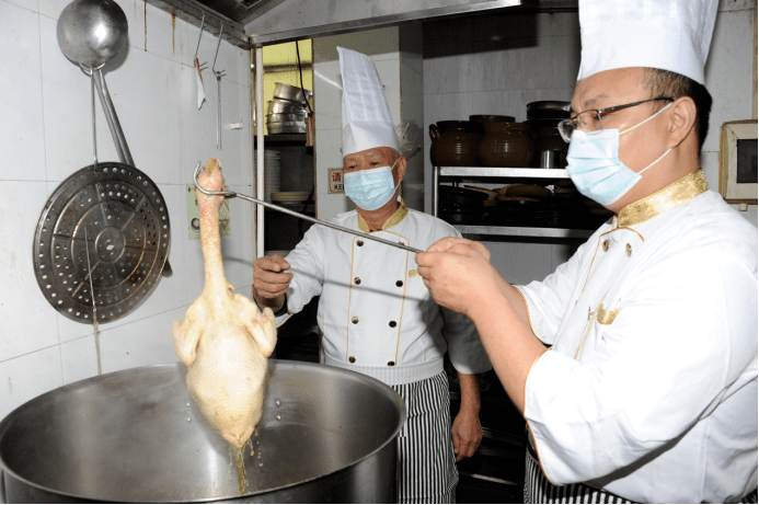 其烹饪技艺以清远鸡为原材料,在白切鸡烹饪技艺的基础上,配上豉油