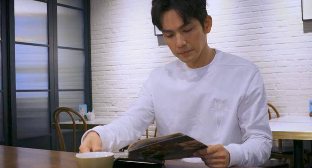 钟汉良:一边喝咖啡看杂志,一边亲手制作创意爱心型南瓜灯万圣节_卫衣