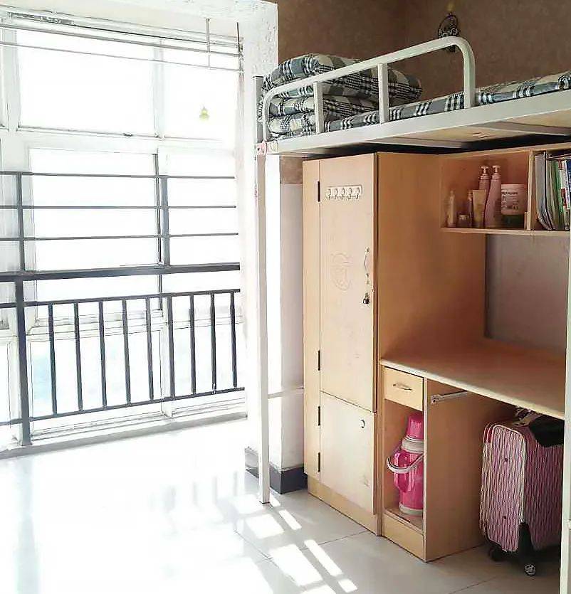 廊坊卫生职业学院宿舍为八人间,环境干净,宿舍有张大桌子,衣柜,椅子