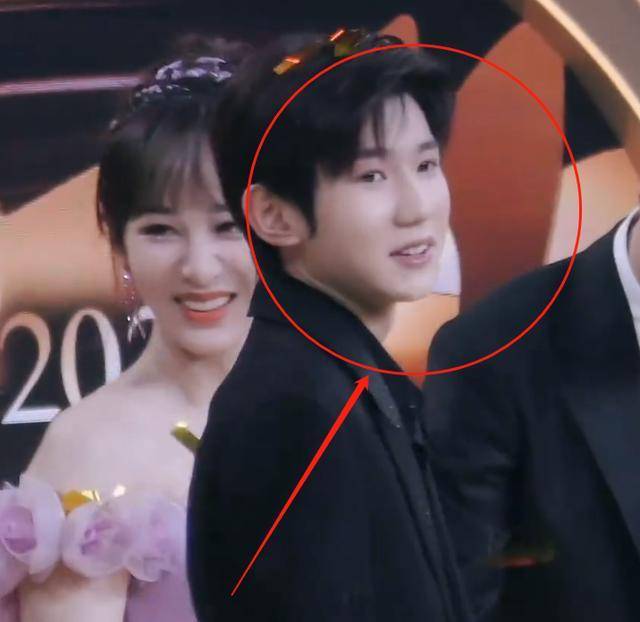 杨幂杨紫罕见同框,彩带掉落二人胸口,站中间的王源反应却成亮点_女