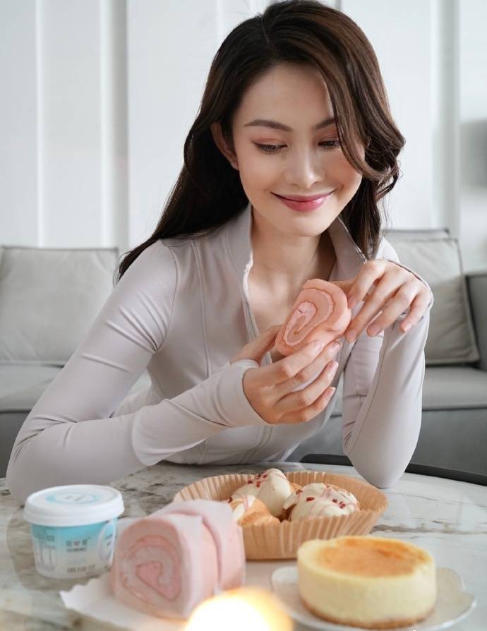 青春女星毕慧晒唯美写真:身材苗条练习瑜伽,品味甜食中给大家治愈迷人