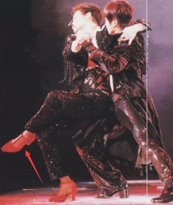 同样是穿高跟鞋,蔡徐坤被嘲"娘炮",张国荣诠释了什么叫"妖而不娘"