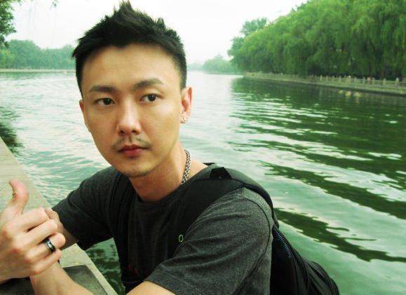 《那女孩对我说》原唱号称"男版孙燕姿",曾剃度出家,现状如何_黄义达