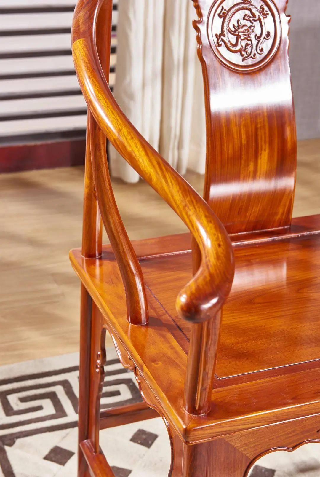 怎样鉴别红木家具是否采用了大漆工艺?_生漆_的表面_异味