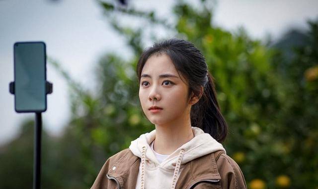 谭松韵两部剧已经杀青,一部是职场小白到破茧成蝶的故事_影迷_观众