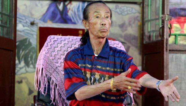 王保合:年近70岁,用3个球2个碗,赢了李嘉诚4个亿_杂技表演_归洞_进行