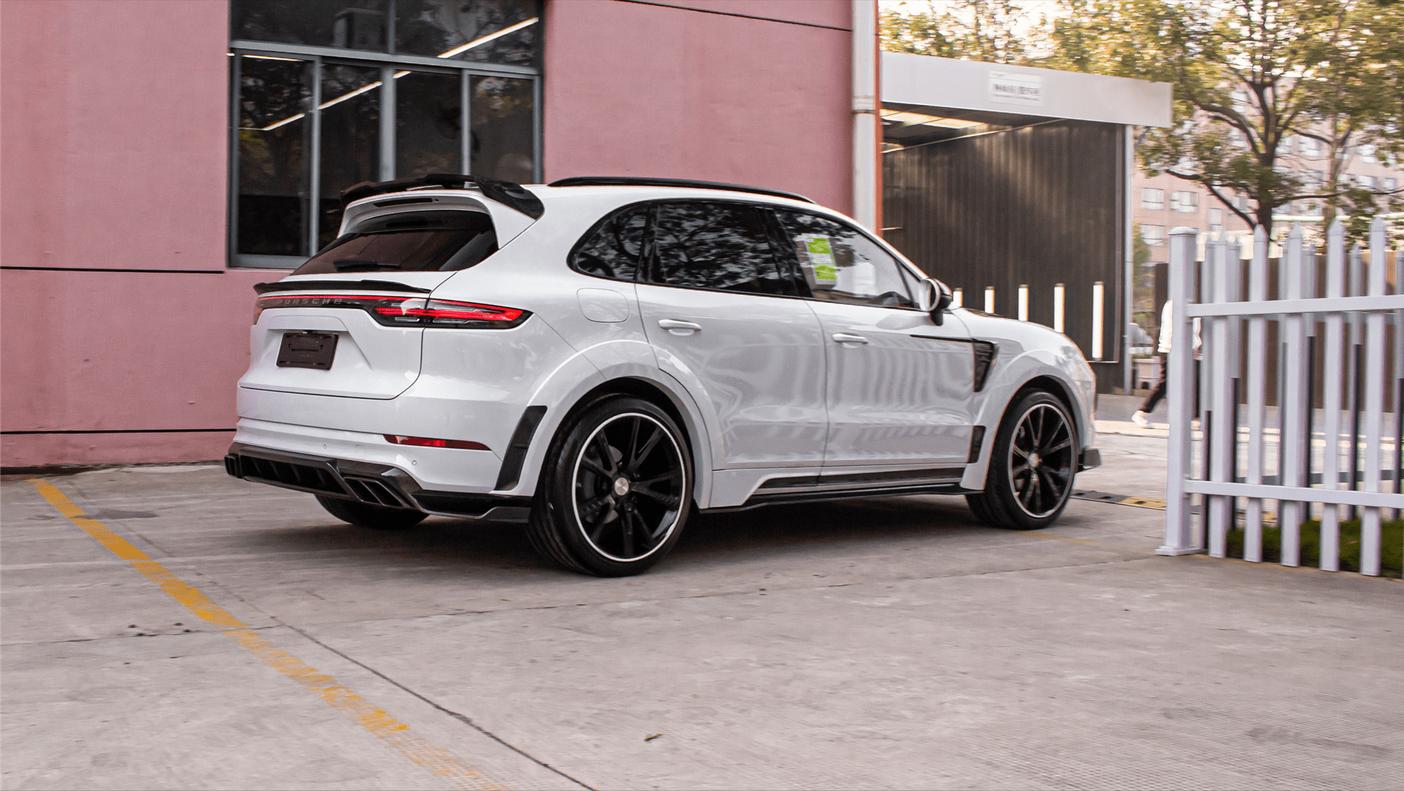 满满碳纤维包裹,这款迈莎锐卡宴如何?_搜狐汽车_搜狐网