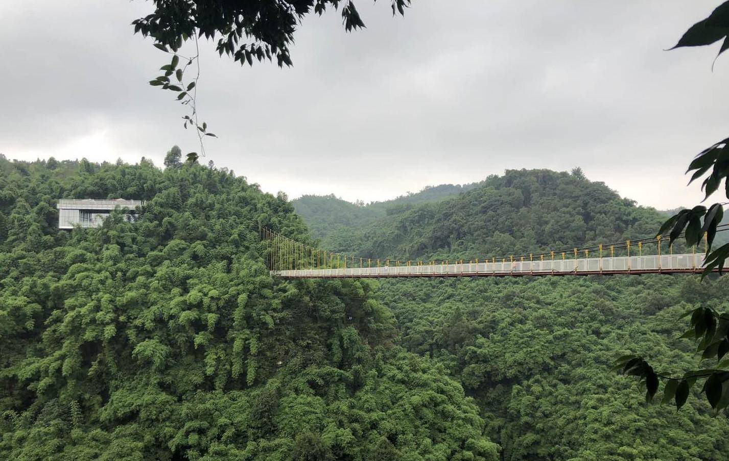 川西竹海位于成都邛崃市平乐古镇的白沫江上游,早先这里被称作"金鸡谷