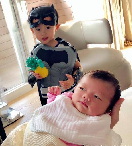 谢天华老婆之前还晒出了一张儿子和二胎女儿的合照,照片中哥哥手上拿