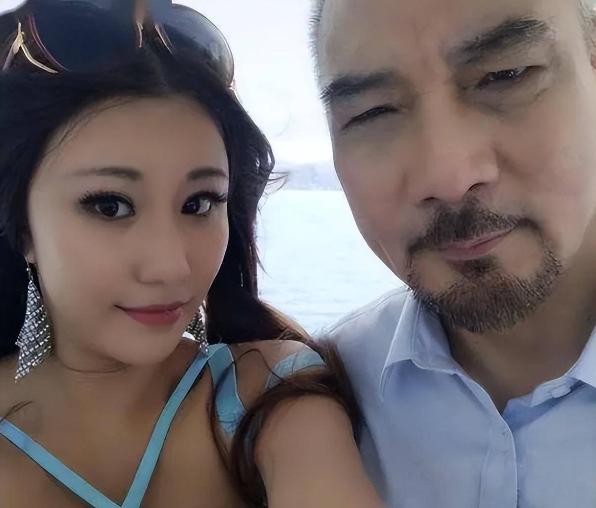 而子女和前妻也不可能在这点上帮忙,徐少强除了靠自己似乎也别无选择