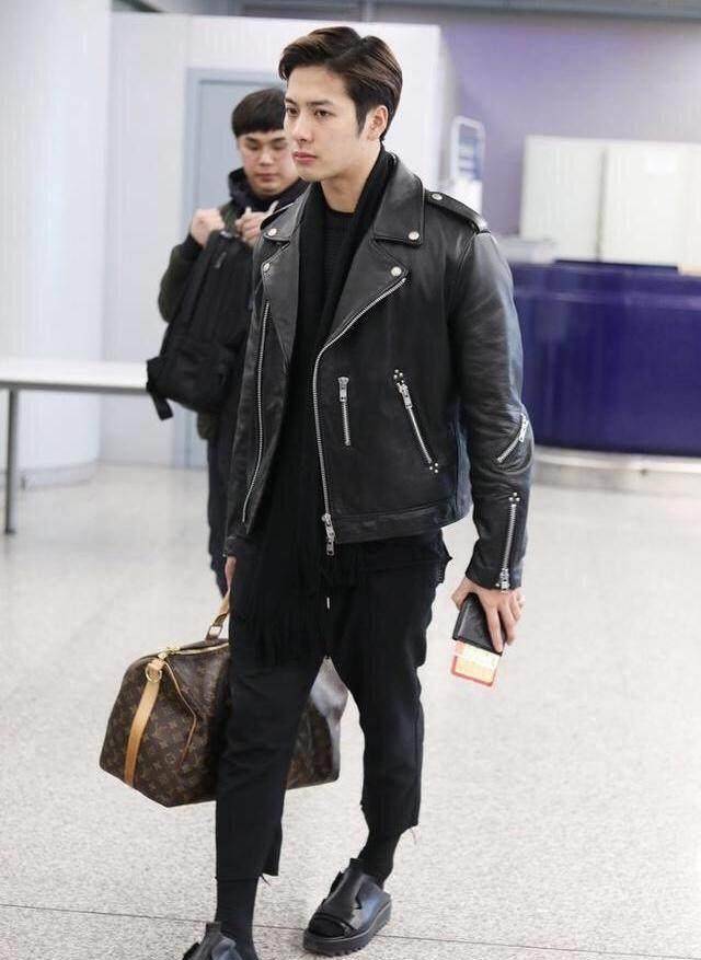 杨洋这次的机场秀非常不错,连侧脸都那么帅!_皮衣_黑色_靳东
