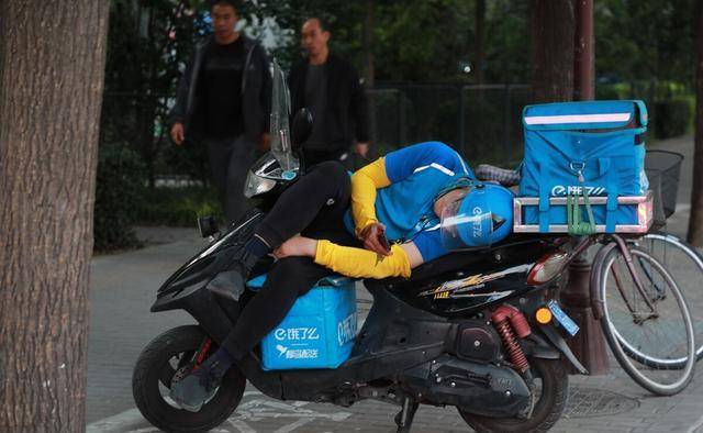 浙江:餓了麼騎手著急辭職,被扣一千後情緒崩潰,連捅自己三刀_配送