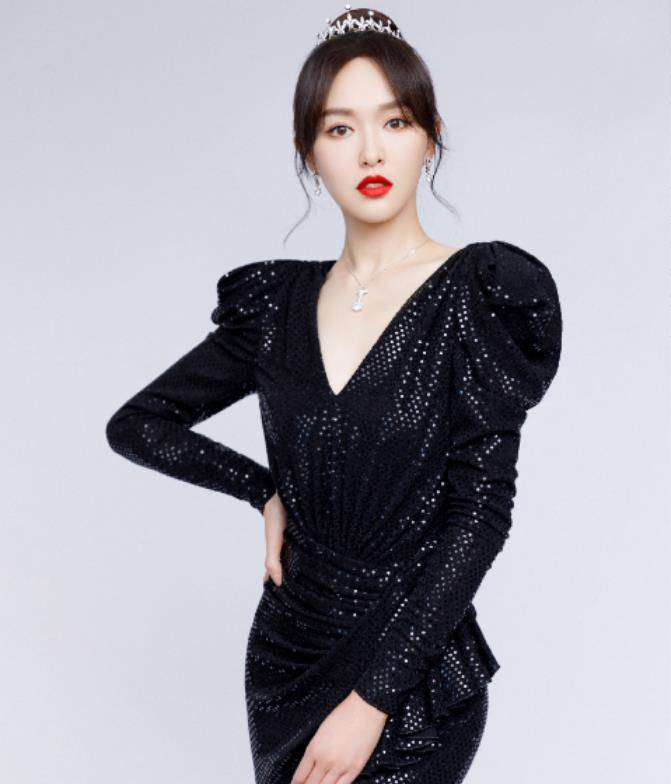 唐嫣一袭亮片裙亮相,37岁生图状态很惊艳,谁留意头饰?哇哦!