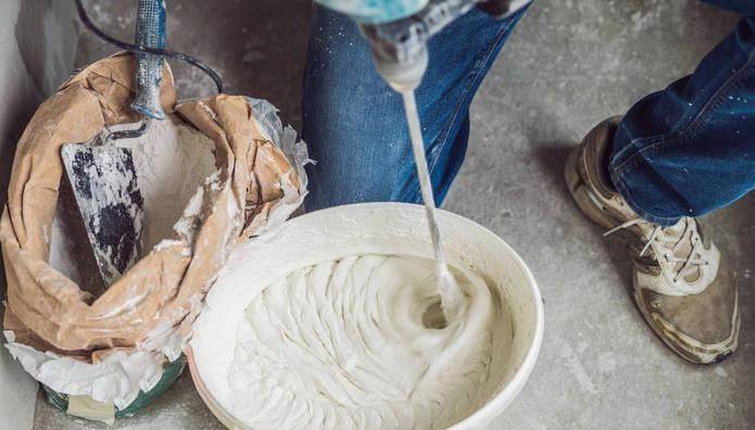 1,腻子粉调配搅拌要求冬天低温,腻子粉加水后,分解率较低,因此,最好是