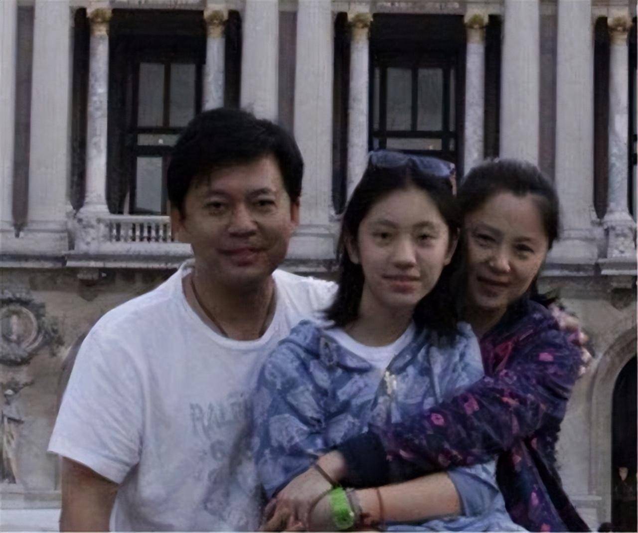 何政军:拒绝巩俐后娶初恋为妻,出道36年无绯闻,父