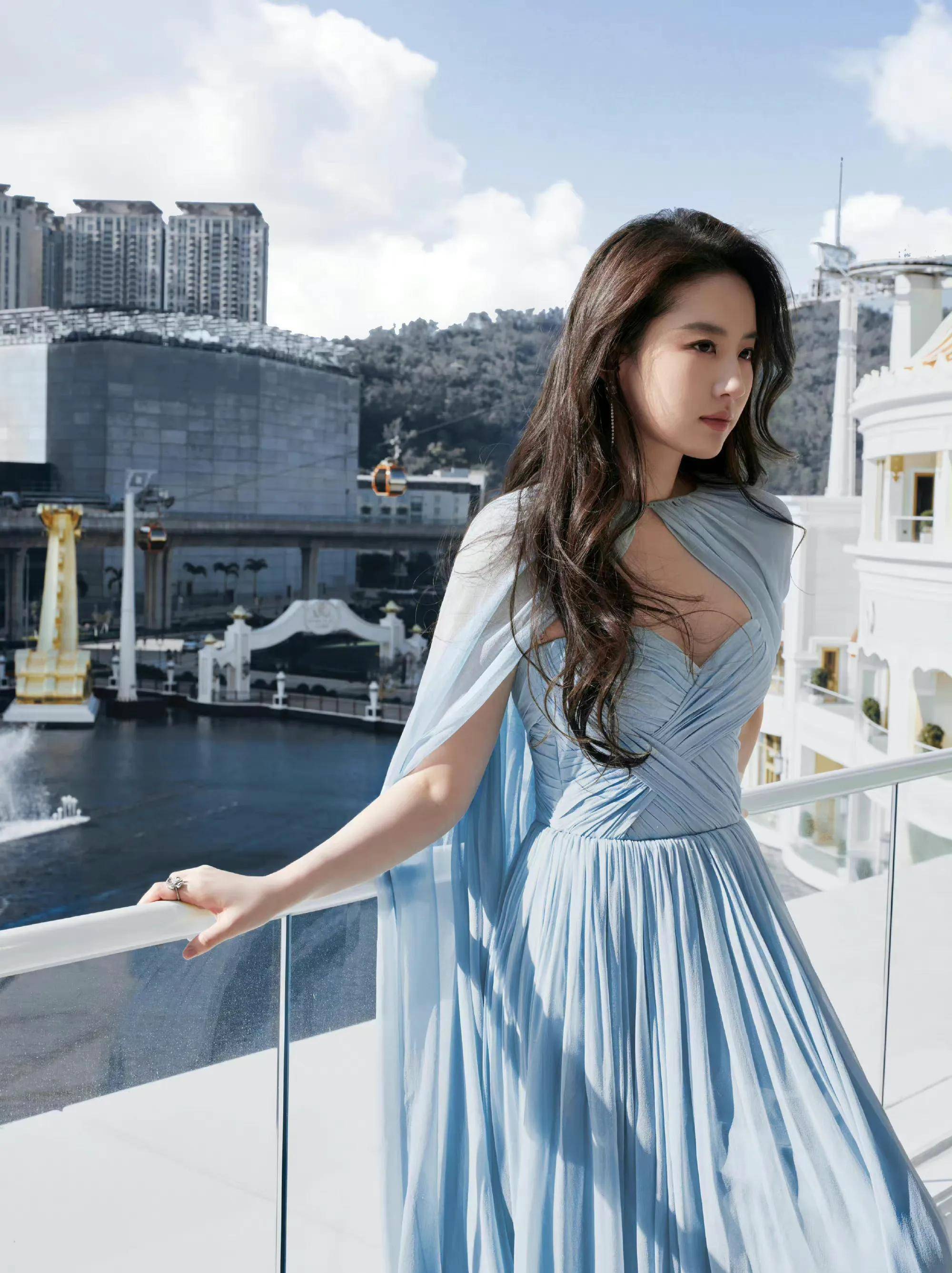 刘亦菲澳门国际电影节活动造型曝光,一袭天蓝色连衣裙,性感迷人_同色