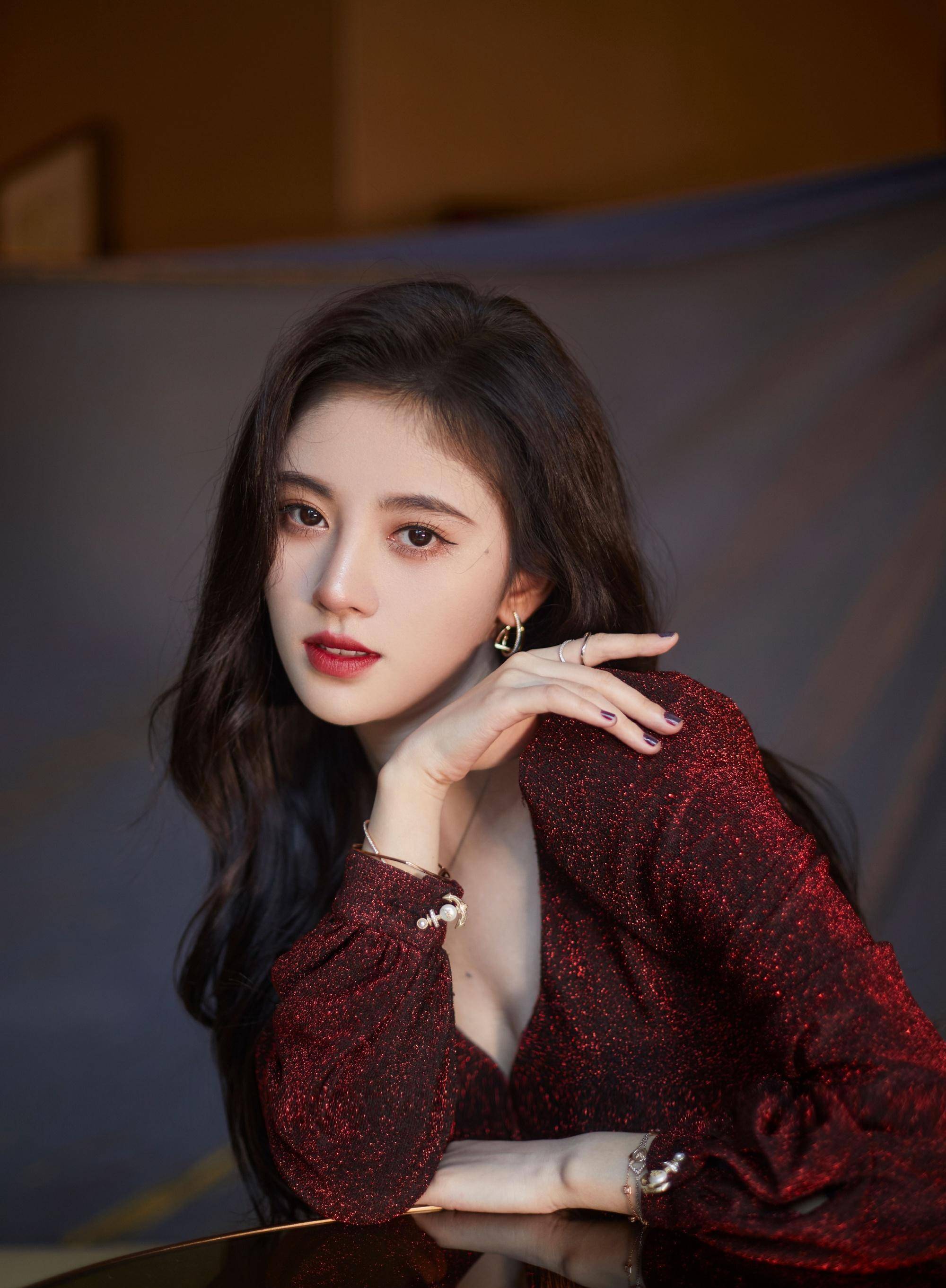 鞠婧祎穿露肩装回应"溜肩"质疑,网友:还是太作_身高_女明星_观众们