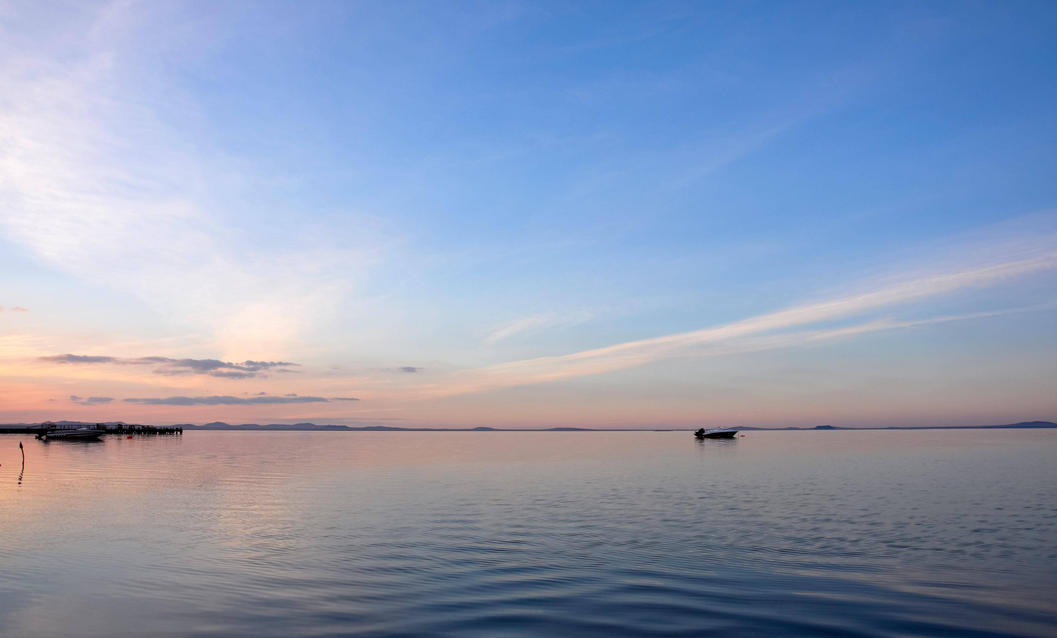 红得像火一样的达里湖夕阳,水天一色的剪影大片_摄影_内蒙古地区_停车