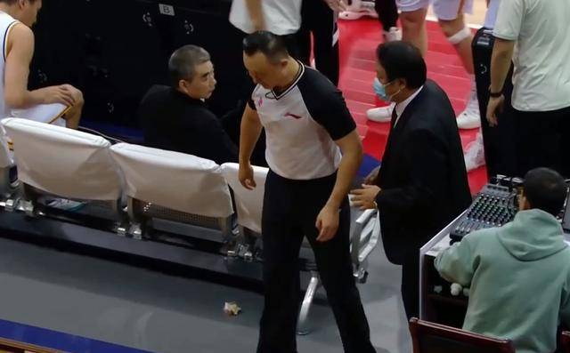 cba赛场突发!闫军受伤离场,或赛季报销,超级外援偷笑_裁判_比赛_情况