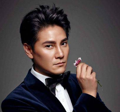 香港演员丁子峻宣布出家7天,只为给家人朋友祈愿,引发网友炮轰_发消息