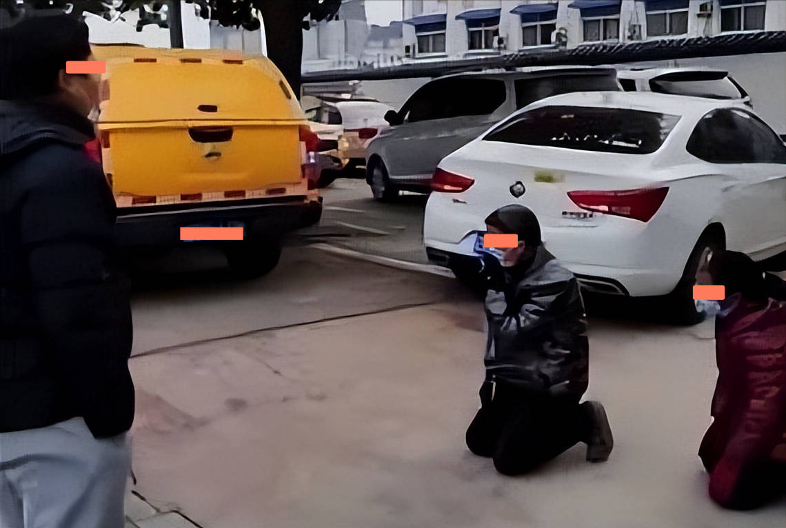 云南,欠债者欠钱不还,夫妻因急用跪求还钱:借钱容易还钱难!