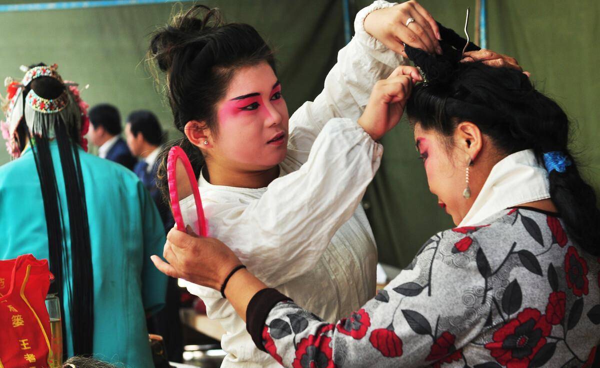 演员,王师傅看中了我,他说我柳眉俊目,一经化妆就是个天仙般的角色,他