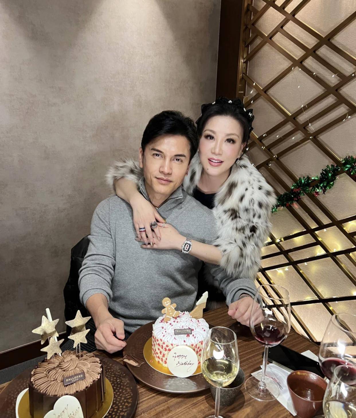 头发乌黑与娇妻依偎,被疑整容过度太怪异_杨小娟_娱乐_老公