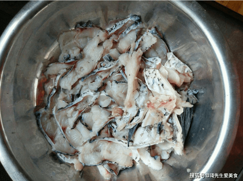 第二步:片好的黑鱼片和留下的鱼骨用盐水清洗一下,尽量把表面的一层