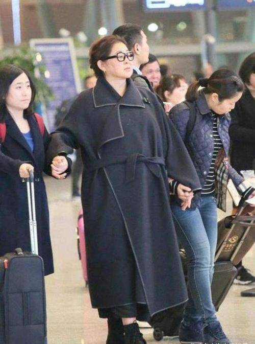 倪萍瘦下来美得真惊艳!穿黑色西装优雅端庄气场足,哪像60岁!